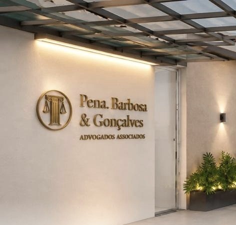 Sede da Pena, Barbosa & Gonçalves, com o logotipo na parede